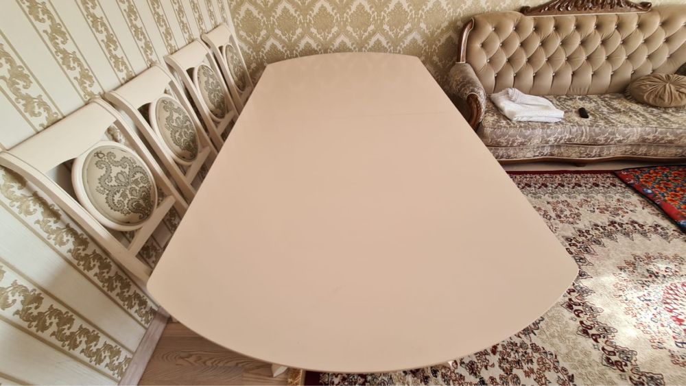 Стол с стульями . Длина 2.4-4 метр,ширина 1.2 метр