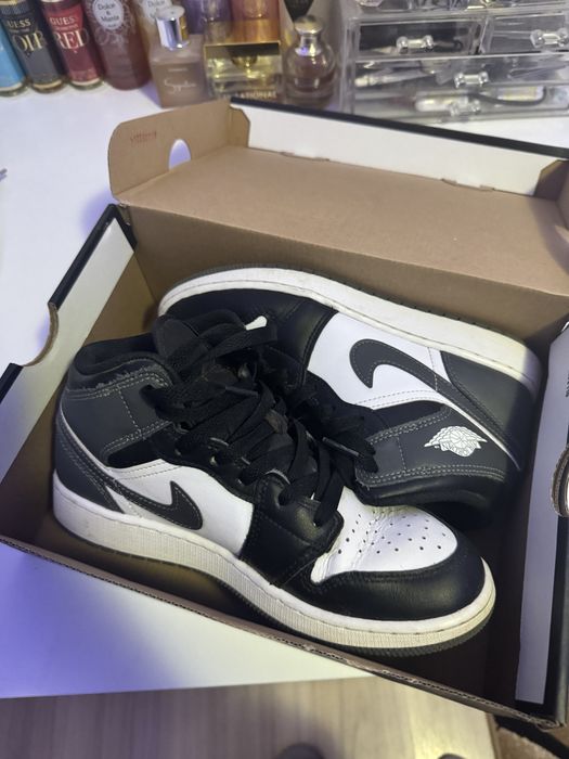 Jordan 1 mid black/white