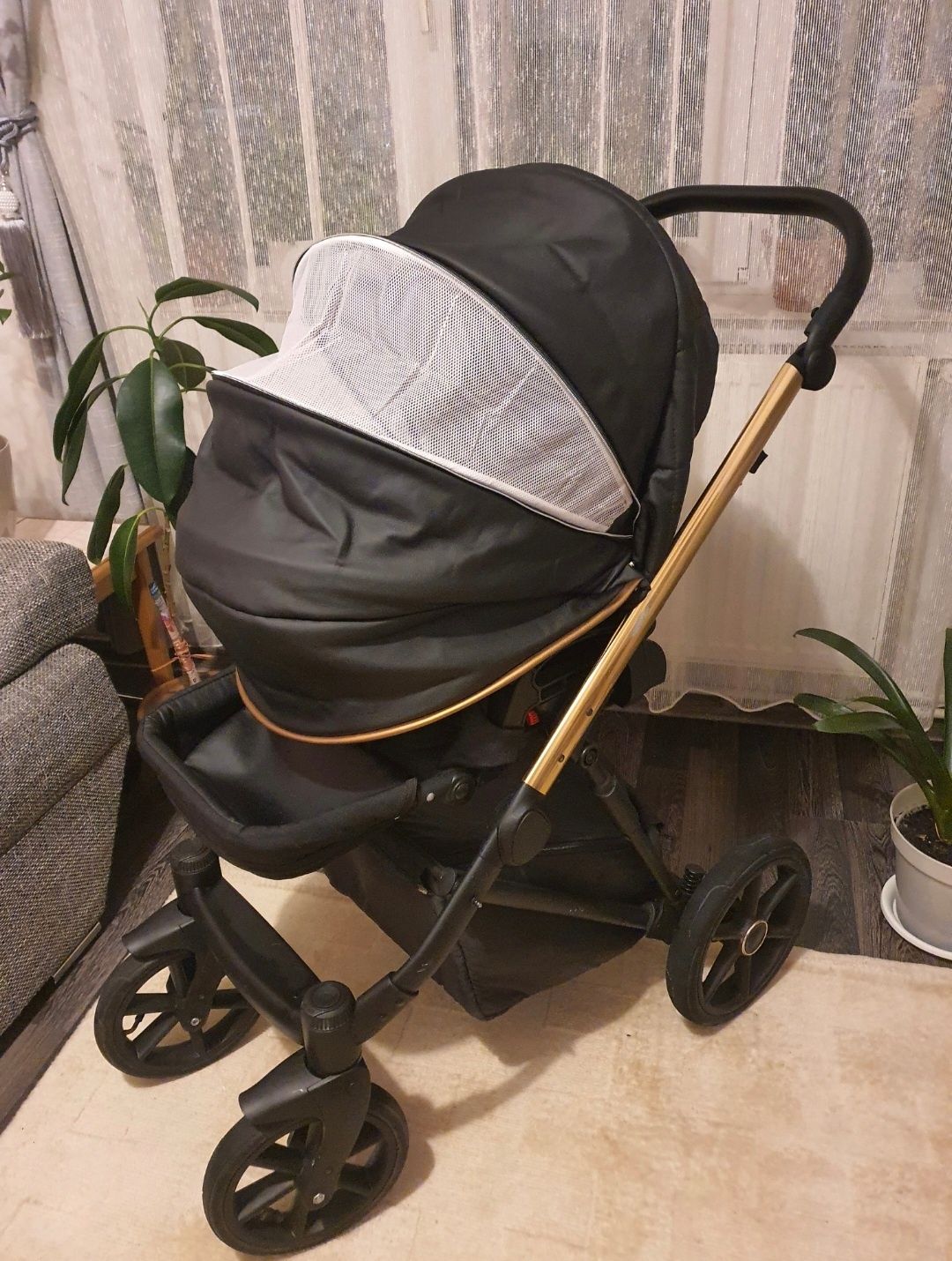 Carucior Paradise Baby din piele neagra cu detalii aurii