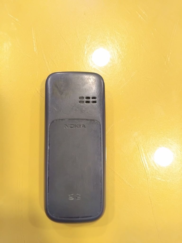 Nokia 2330c-2 и Nokia 100