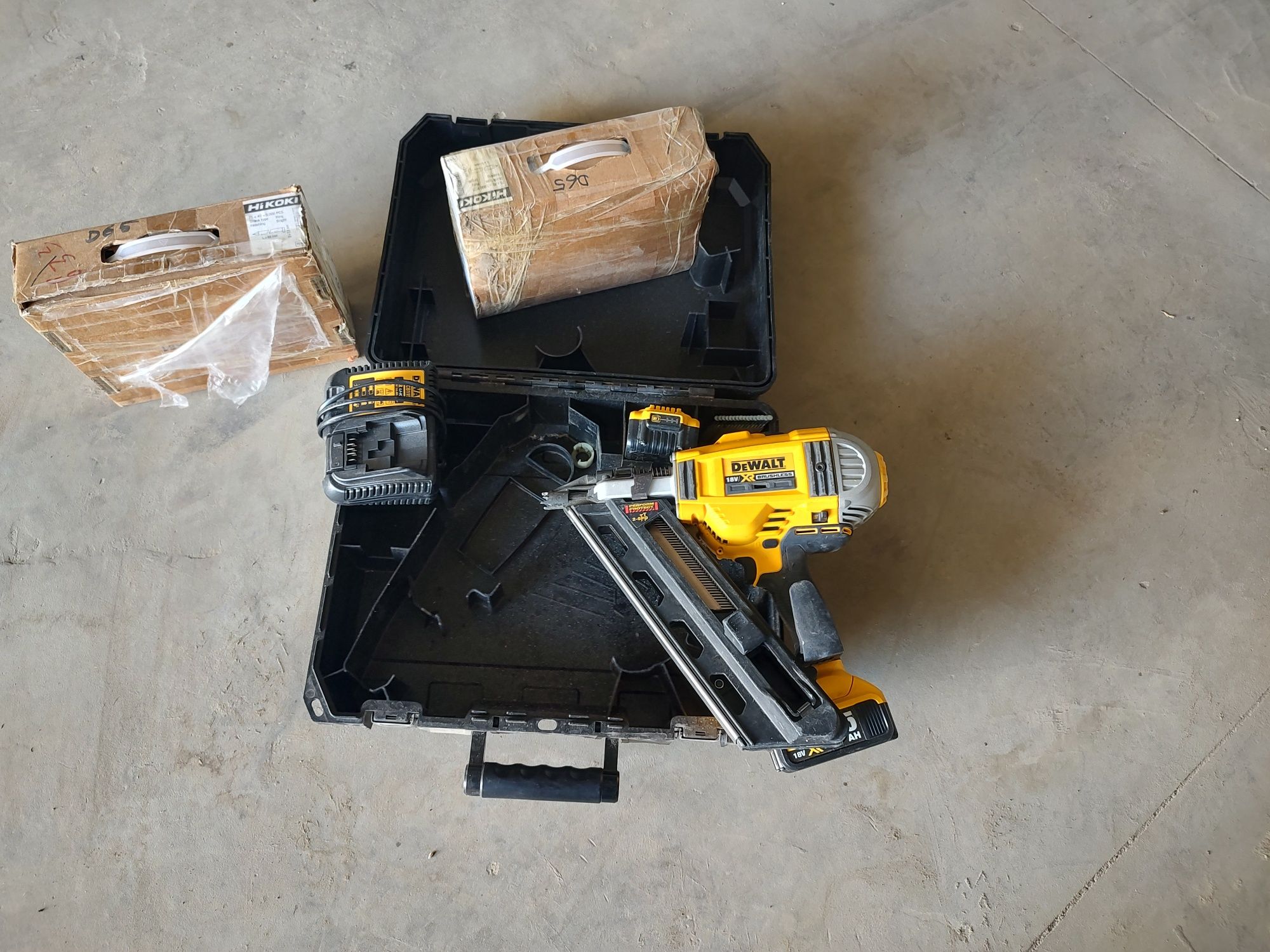 Pistol de cuie pentru lemn DeWalt
