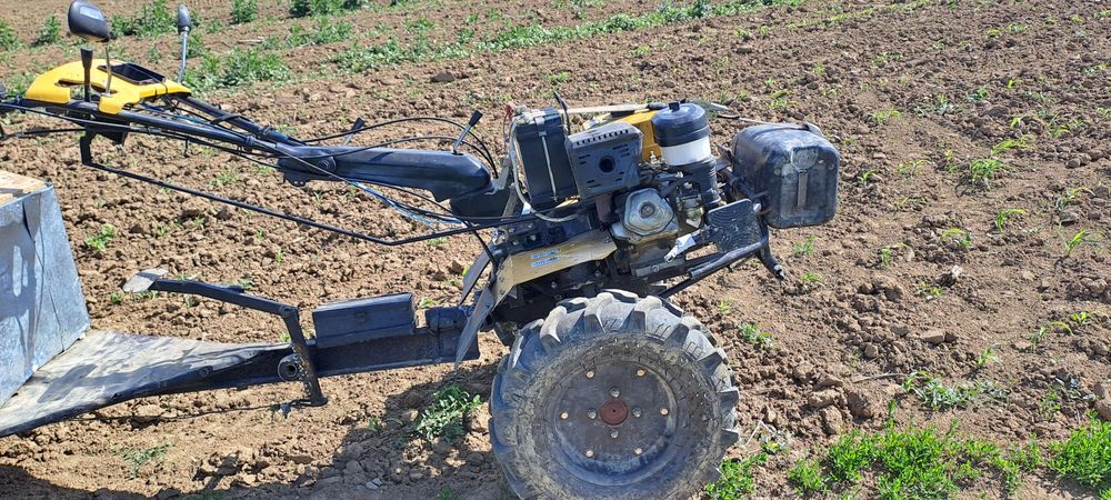 Vând momotocultor 18cp,cu plug+freza+remorcă