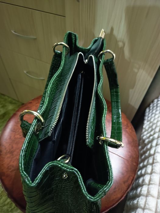 Елегантна чанта от естествена кожа в зелен цвят