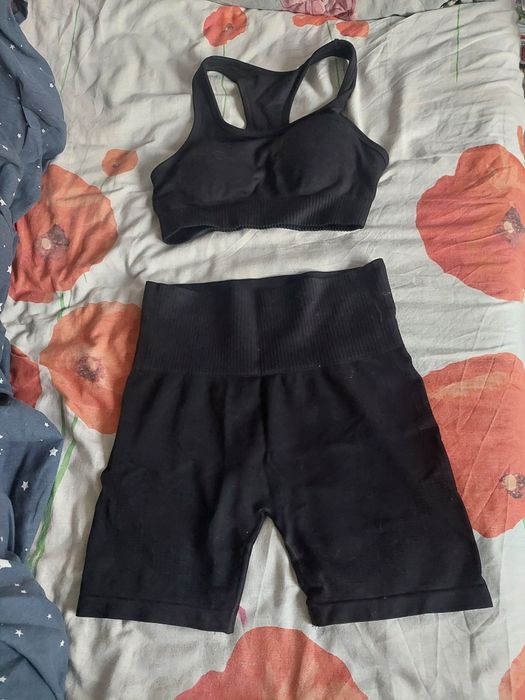 Set fitness format din bustiera și pantaloni scurti