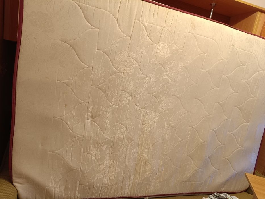 Vând pat 200/160 cm și saltea 200/140 cm.