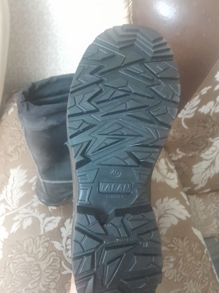 Продаю спец обувь