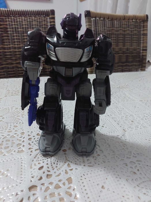 Robotel cu sunete si lumini. Se misca.