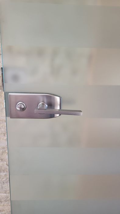 Ușă de sticlă cu toc pentru interior.