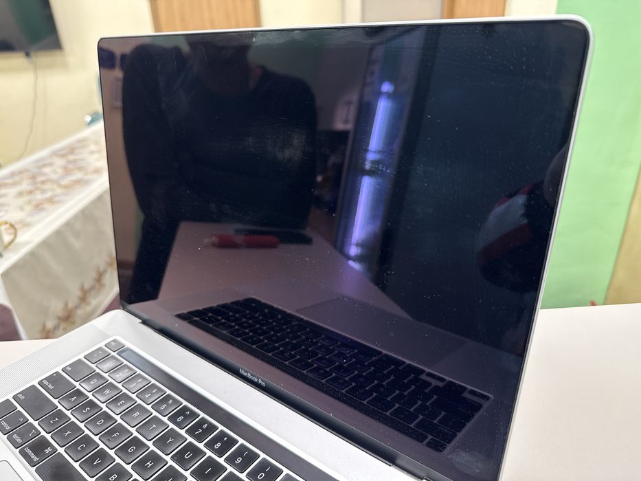 Продам Apple Macbook PRO 2019