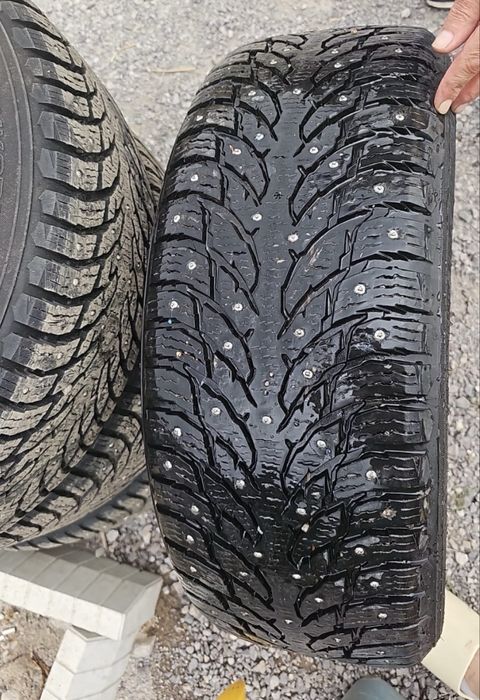 Шины б/у зимние с шипами 245/55/19