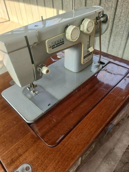 Продам швейную машинку