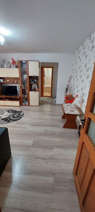 Vând apartament 2 camere zona pod Rm Sarat