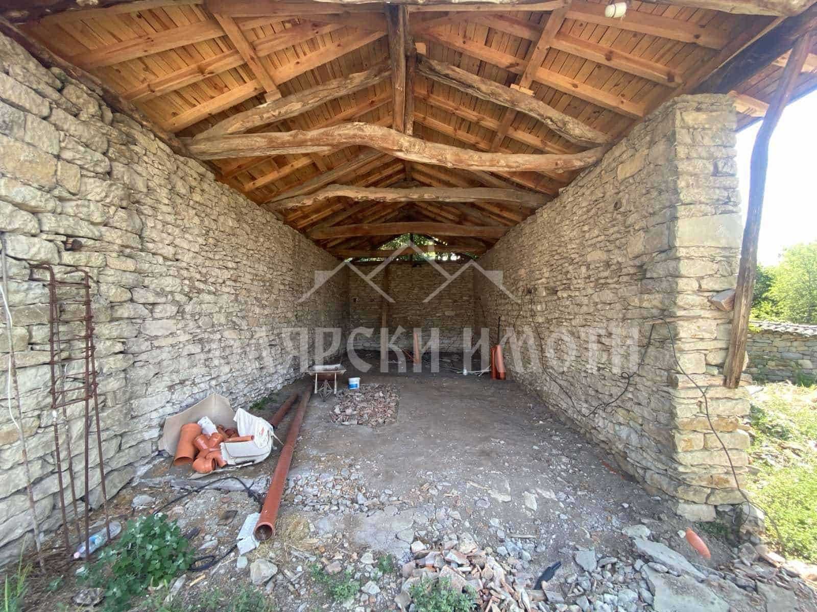 Атрактивна къща с басейн в с. Леденик