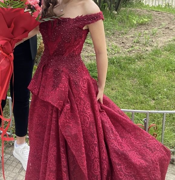 Бална рокля в цвят бордо