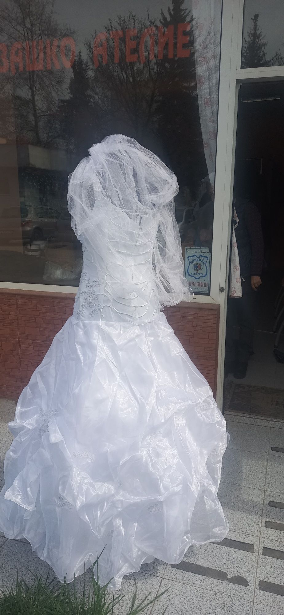 сватбена рокля класически модел
