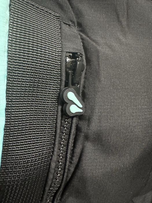 Syna World Logo Puffer Jacket – Black/Sky Blue