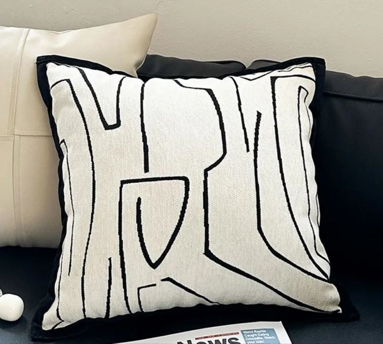 Декоративная подушка трендовая