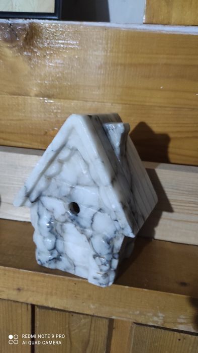 Мраморный домик от светильника.