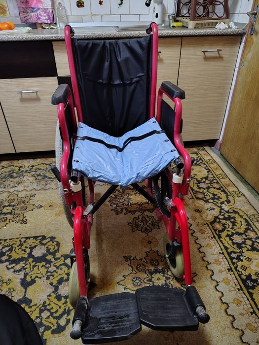 Scaun cu rotile pliabil