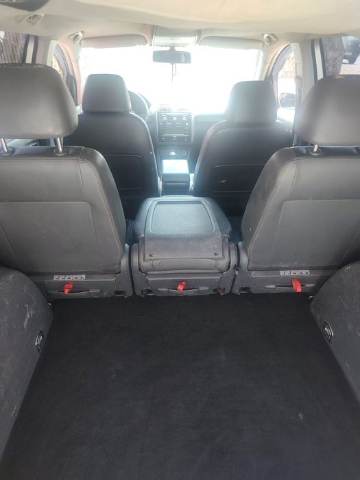 Vând Volkswagen Touran