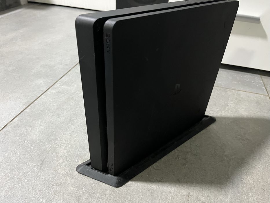 Playstation 4 Slim - 1TB plus accesorii si 2 manete