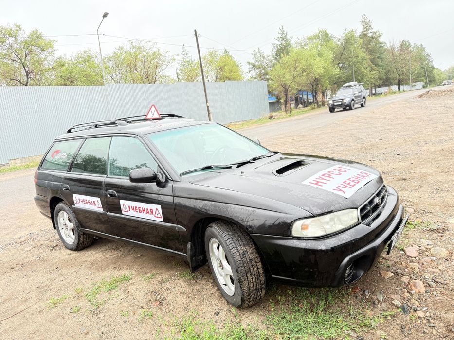 Авто инструктор с опытом обучения проводит обучение вождению