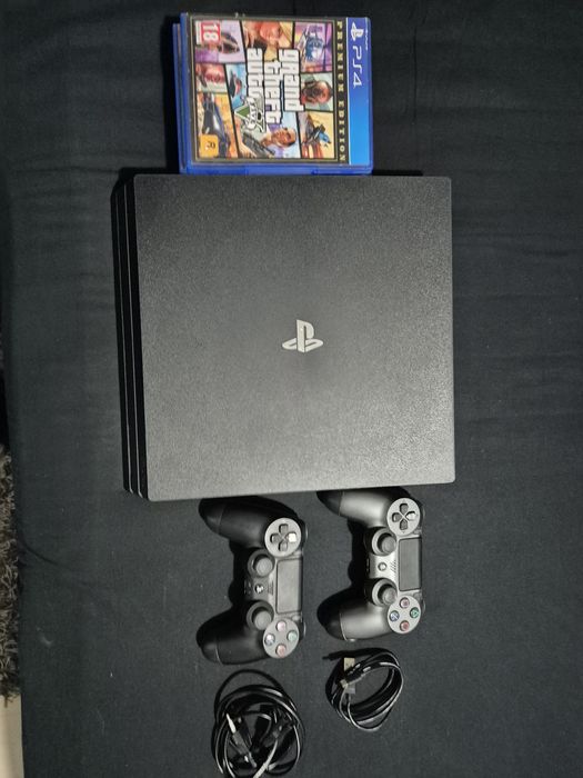 Ps 4 pro 1t , 2 manete,  4 jocuri