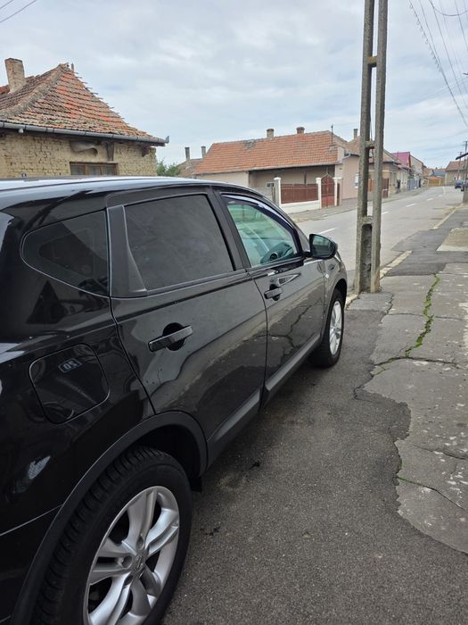 De vinzare Nissan Qashqai 2013 luna 12