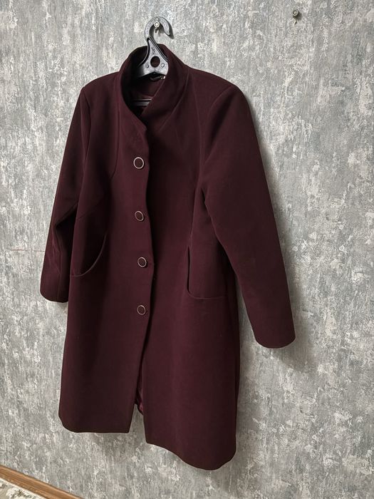 Продам пальто темно бордового цвета