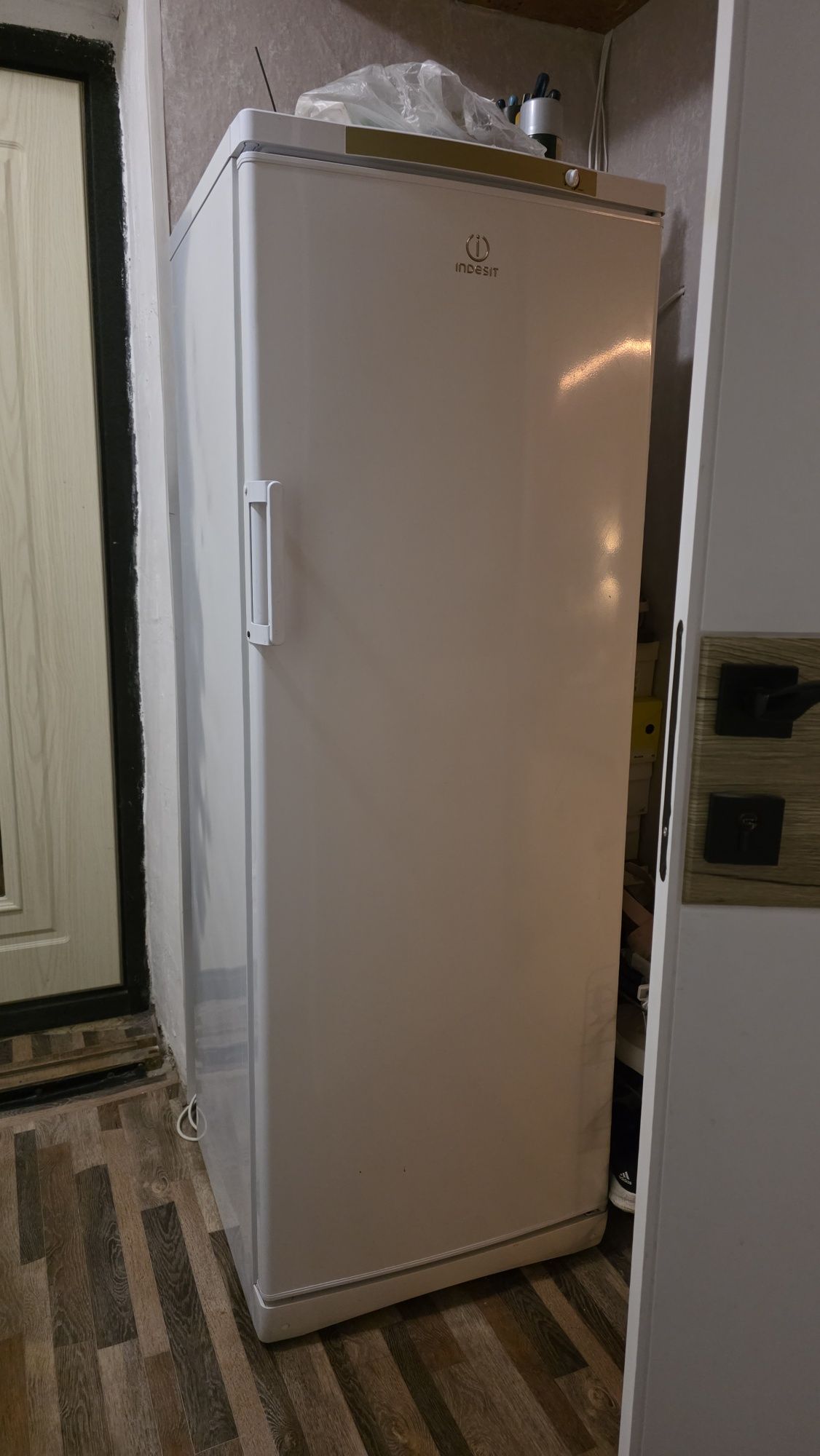Продам рабочую морозилку Indesit