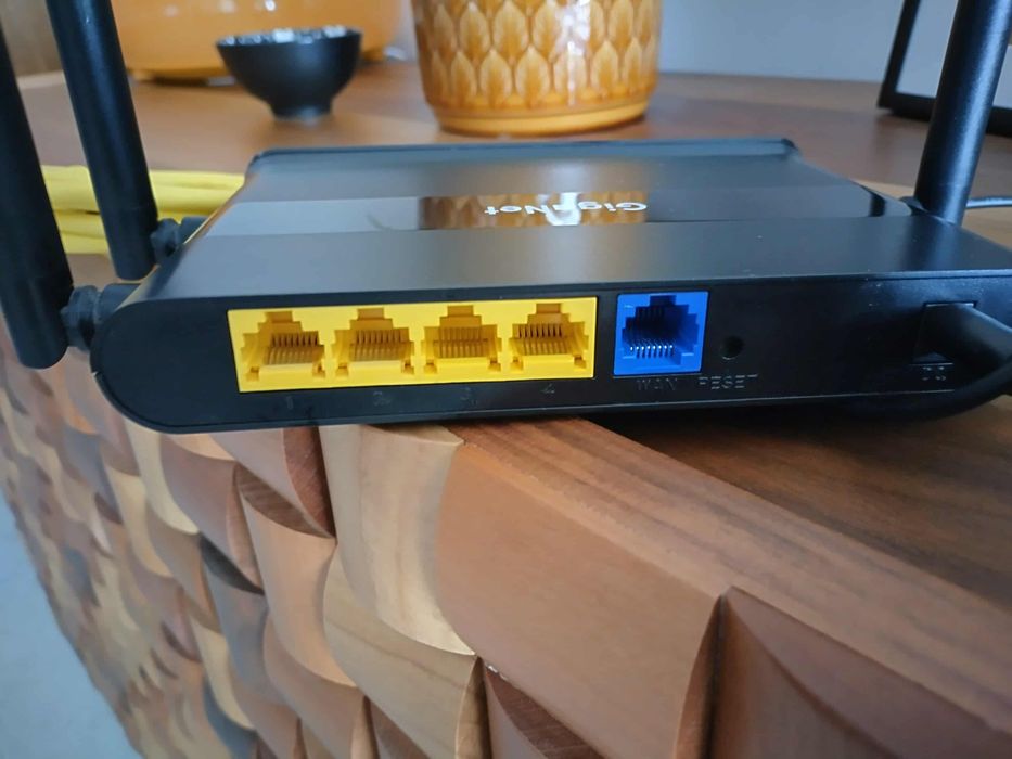 оригинален професионален интернет рутер, с 4 антени.