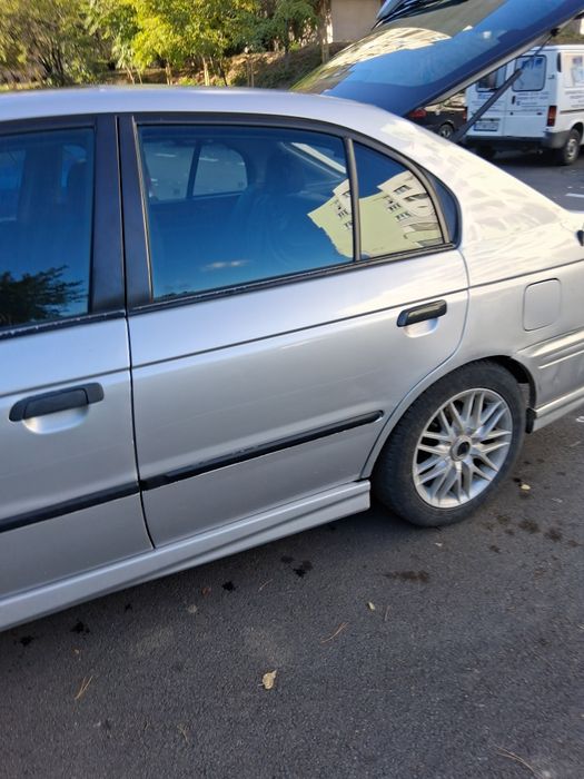 Продавам лек автомобил