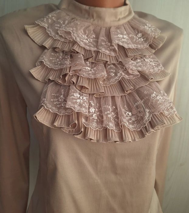 Bluză elegantă cu volane și dantelă