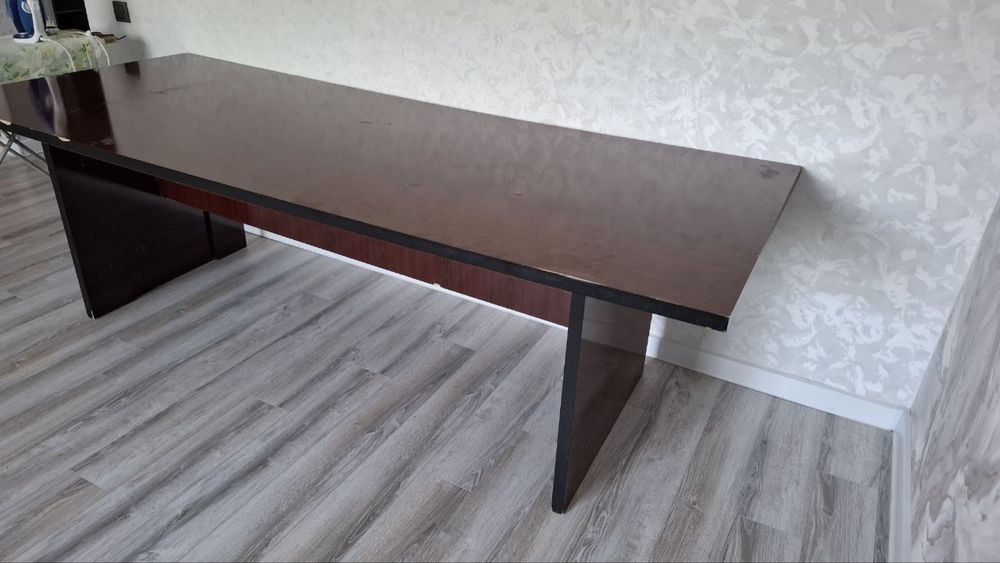 Надежный стол для гостинной из цельного дерева