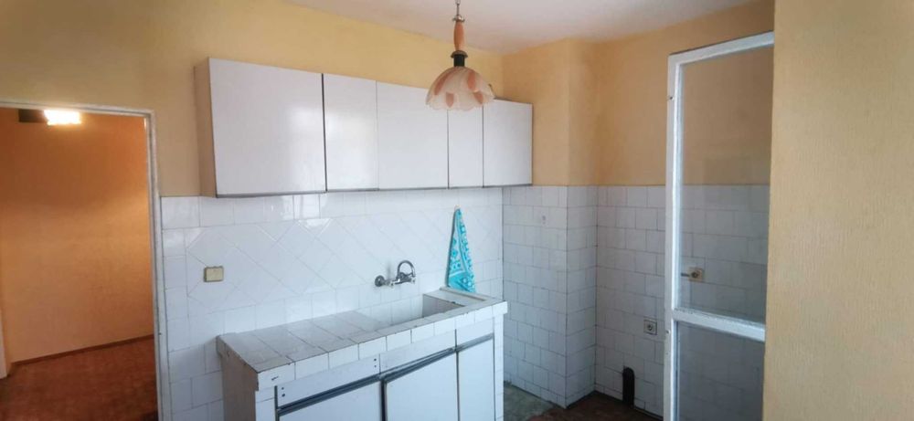 Продавам двустаен с кухня в кв. Опълченски