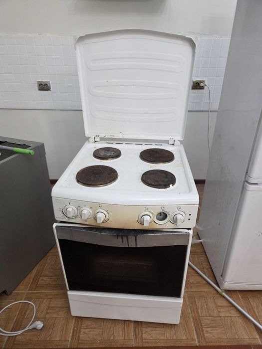 Продается электрическая плита. Духовка не работает.