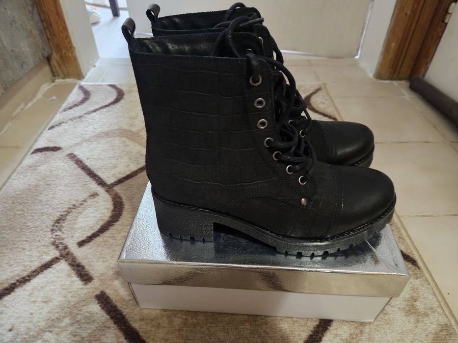 Боти черни и бели 39