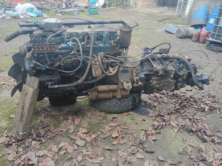 Vând motor navistar