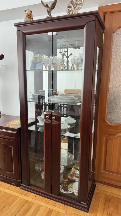 Комод и стеклянные шкафы