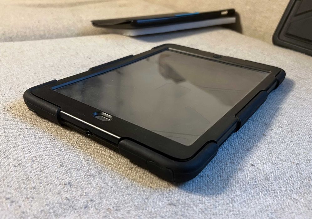 Husă Griffin Survivor rezistentă pentru Apple iPad 9.7 2017 - 2018