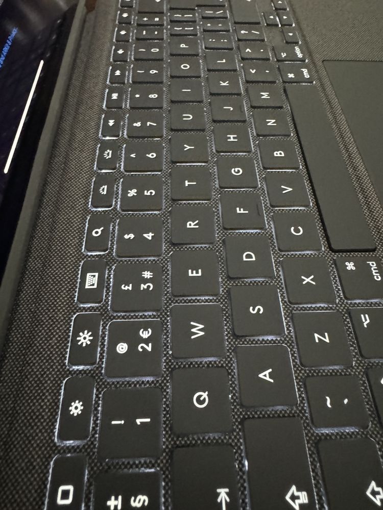 iPad Pro 11” 2-gen 256 Wi-Fi + Logitech Combo Touch keyboard