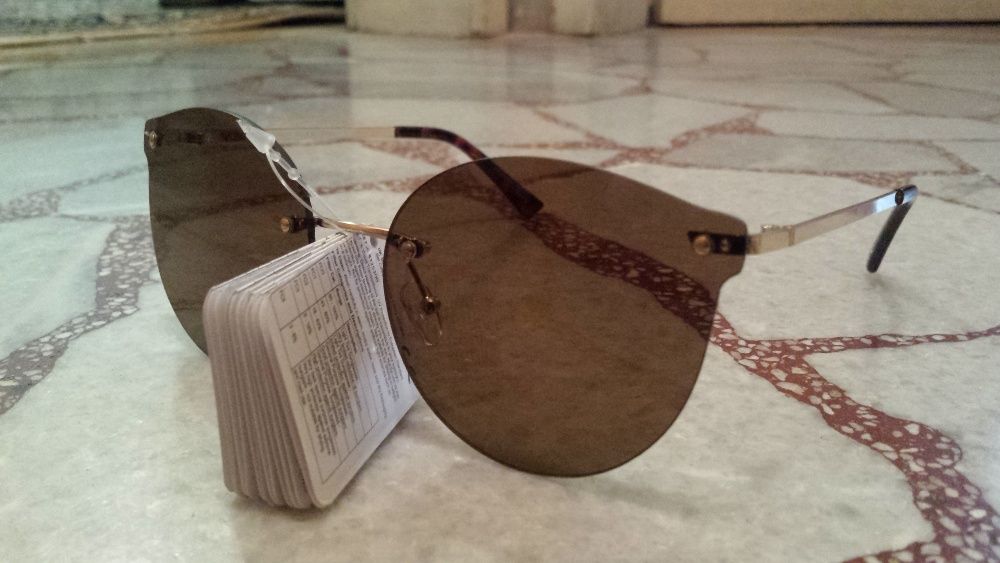 Чисто нови слънчеви очила