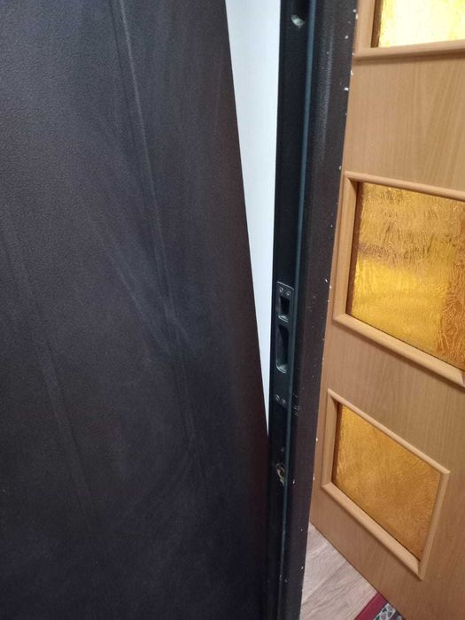 Продам входную дверь с коробом