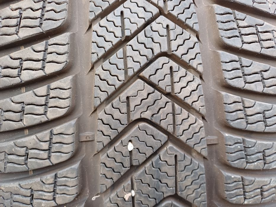 Гуми 245/40/19със275/35/19 Пирели