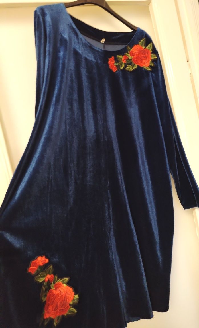 Vând rochie catifea bleumarin, cu trandafiri roșii 48-50