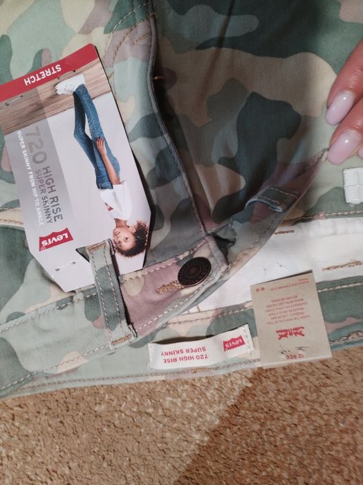 Джинсы новые Levis, на 7-9лет