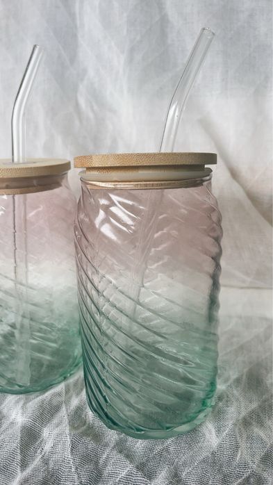 Стъклена чаша със сламка