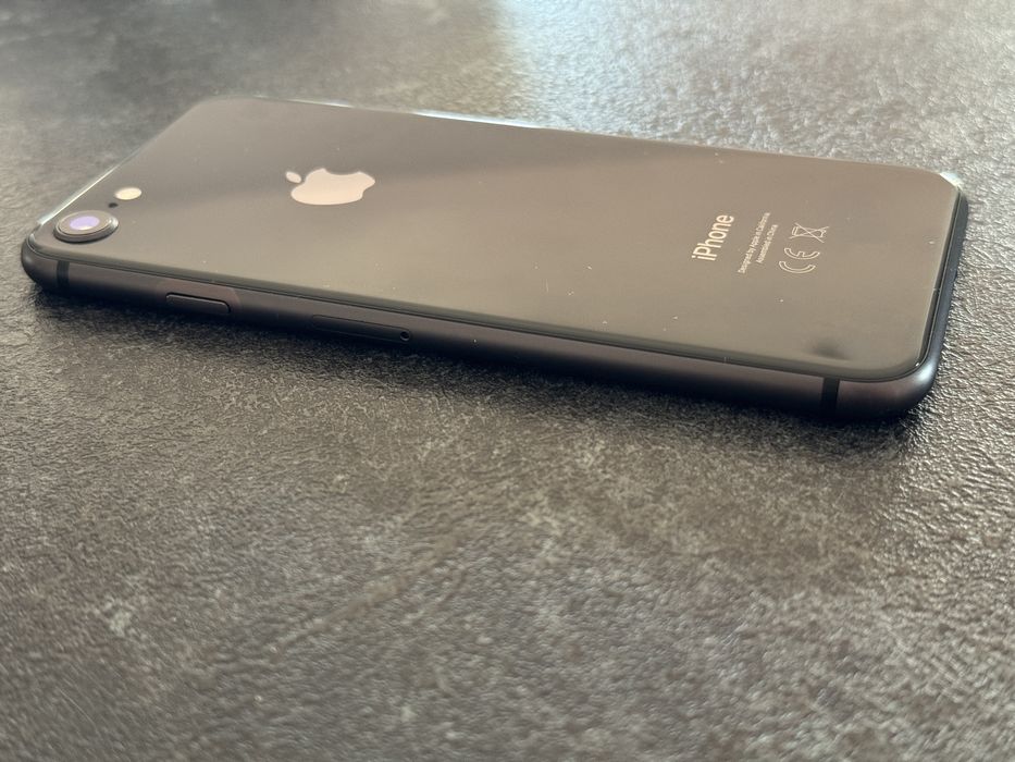 Vând iPhone 8 – 64 GB – Negru – Baterie 85% – 500 lei
