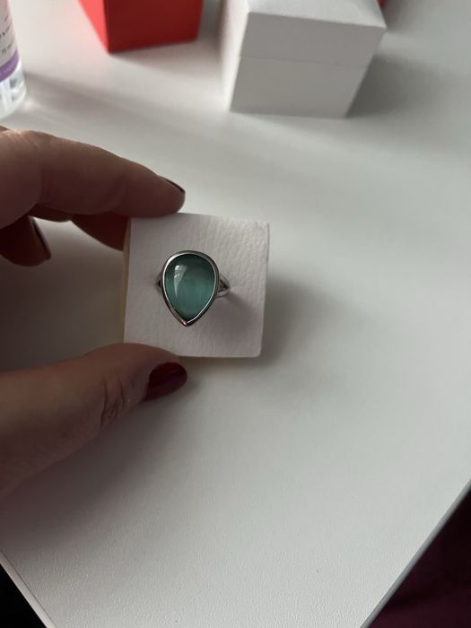 Сребърен пръстен с камък в капковидна форма
