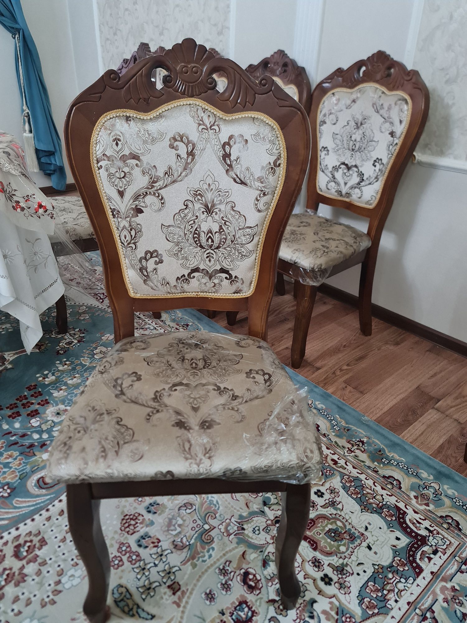 Продам стол со стульями г. ШЫМКЕНТ